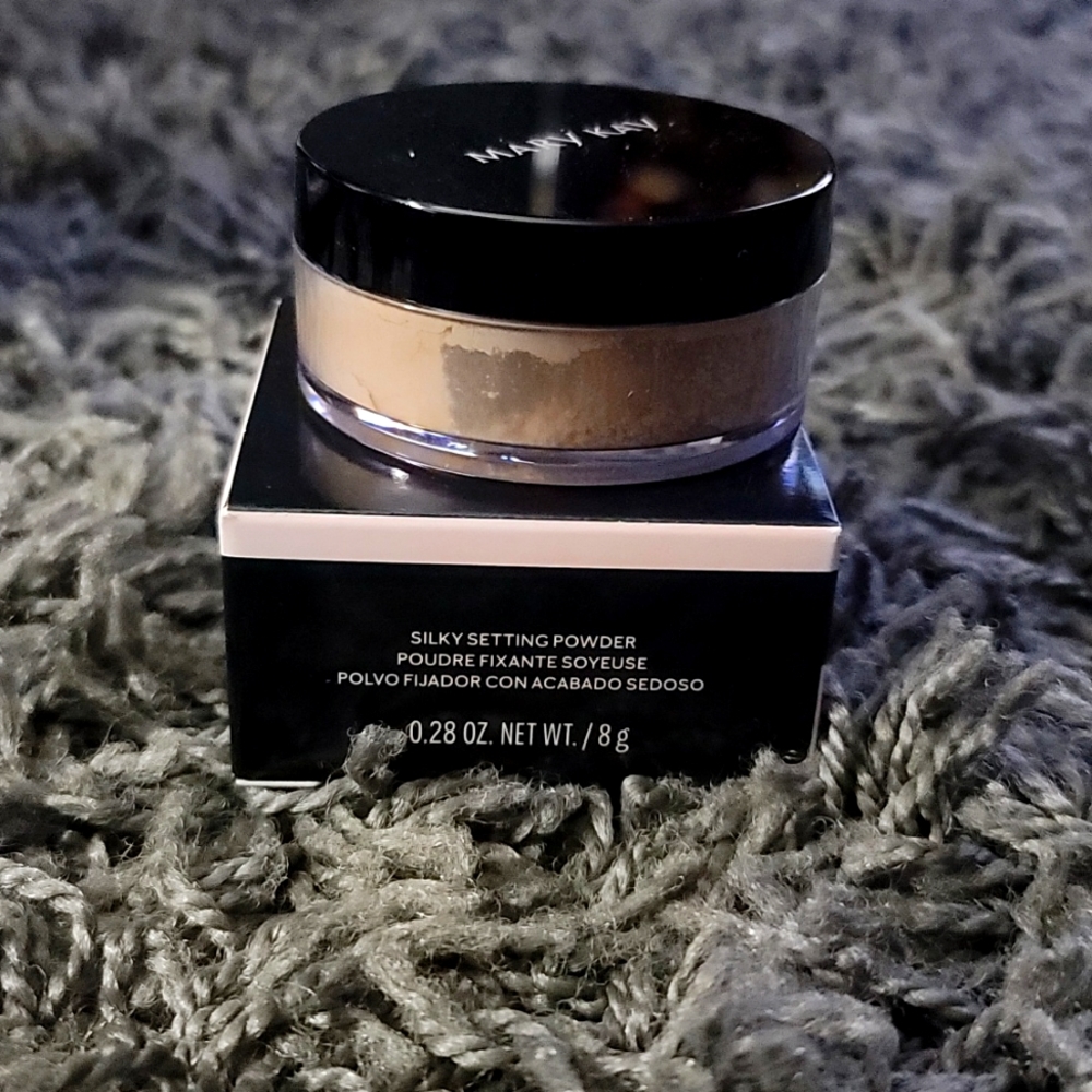 💓NIB Mary Kay Silky Setting Powder: Medium Ivory💓